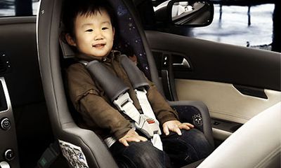Đi chơi Tết Giáp Ngọ: Trẻ ngồi xe ô tô nên quay mặt về phía sau