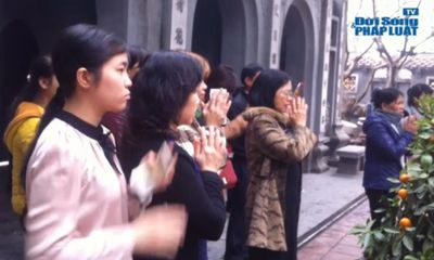 Clip: Người Hà Nội đi chùa cầu may ngày đầu xuân