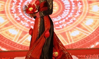 Trương Thị May diện áo dài cách điệu bằng tóc trị giá 200 triệu