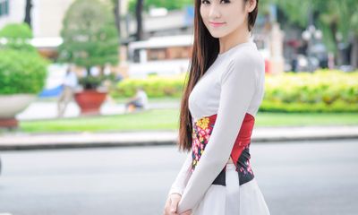 Á hậu Dương Tú Anh xinh đẹp trong tà áo dài trắng tinh khôi