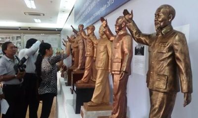 Mẫu tượng đài Chủ tịch Hồ Chí Minh mang vẻ thanh cao, giản dị