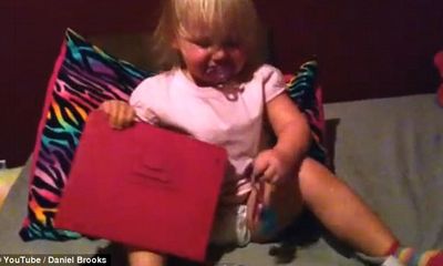 Bé gái 2 tuổi nhõng nhẽo đòi ôm iPad ngủ thay vì gấu bông 