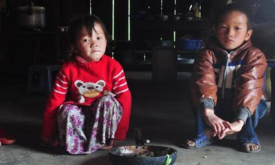Xót thương 2 đứa trẻ bơ vơ sau vụ sập cầu ở Lai Châu