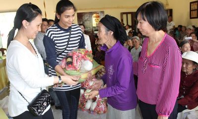 Trương Thị May vượt 400km tặng xe đạp cho trẻ em nghèo Đắk Lắk