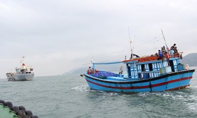  Cứu 17 ngư dân gặp nạn trên biển ở Tiền Giang