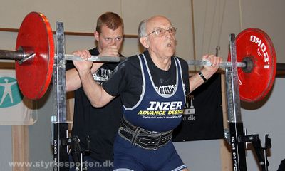 Video: Cụ ông gần 100 tuổi vẫn nâng tạ 130kg