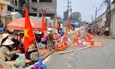 Hà Nội: Hàng trăm người dân quỳ lạy trước cổng ủy ban xã