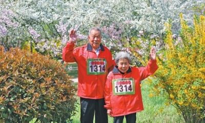 Cặp vợ chồng gần 90 tuổi tay trong tay thi chạy marathon