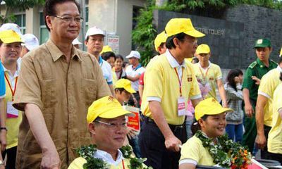 Thủ tướng Nguyễn Tấn Dũng đi bộ vì người khuyết tật