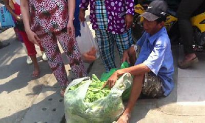 Clip: Người đàn ông khóc khi bị cấm bán rau trên vỉa hè Sài Gòn
