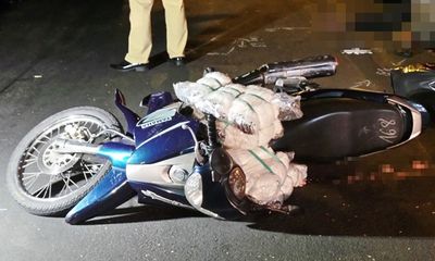 Va chạm xe máy: Người chở hàng bị xe khách cán chết 