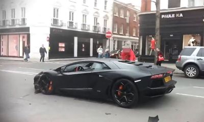 Lamborghini Aventador “gãy cánh” sau màn lướt gió trên phố