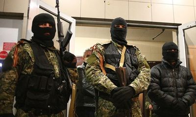 Các tay súng rời trụ sở cảnh sát ở miền đông Ukraina 