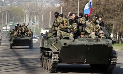 Đoàn xe bọc thép Ukraina treo cờ Nga: Đào ngũ hay nội gián?
