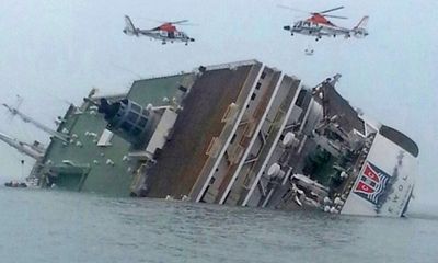 Nữ thuyền viên quên mình cứu hành khách chìm phà 