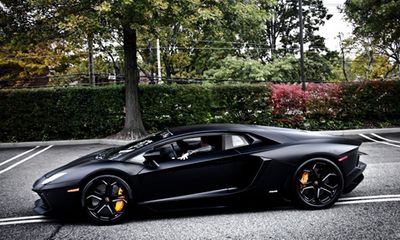 Kiều nữ gợi cảm lái Lamborghini Aventador “nẹt pô” trên phố