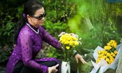 Khánh Ly về nước thăm mộ Trịnh Công Sơn
