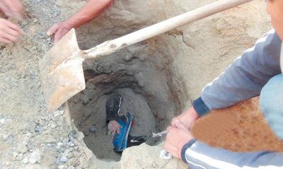 Nữ công nhân thoát chết dù bị “chôn sống” dưới hố cát