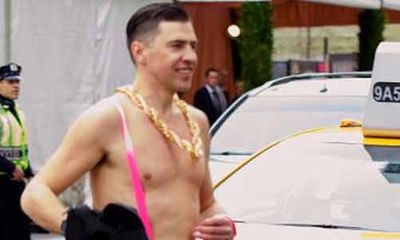 Chàng trai khỏa thân với bikini hồng gây náo loạn ở New York