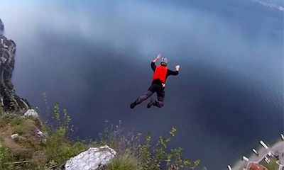 Người “rơi tự do” từ độ cao 1.500m xuống đất mà không chết