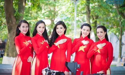 Người đẹp Việt diện áo dài cờ đỏ sao vàng hát Quốc ca