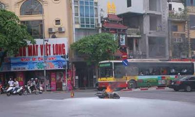 Hà Nội: Đang đi đường, xe máy bất ngờ bốc cháy dữ dội 