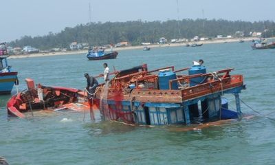 Tàu cá Lý Sơn bị tàu lạ đâm chìm, 2 ngư dân gặp nạn
