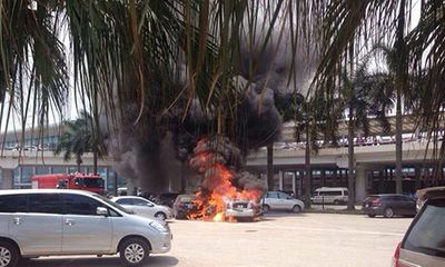 2 ô tô cháy ngùn ngụt ở bãi xe sân bay Nội Bài