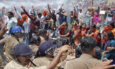 Thiếu nữ Ấn Độ bị cưỡng hiếp và đổ axit vào mặt