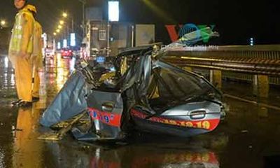 Taxi biến dạng do tai nạn trên cầu Thăng Long, 2 người thiệt mạng
