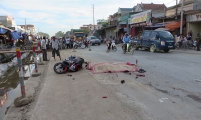 Nghệ An: Ngã xuống đường, 2 vợ chồng bị xe container cán chết