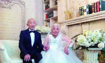 Cảm động vợ chồng già chụp ảnh cưới lần đầu sau 68 năm kết hôn