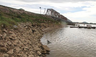 Đường sắt Bắc Nam bị sông Lam đe dọa