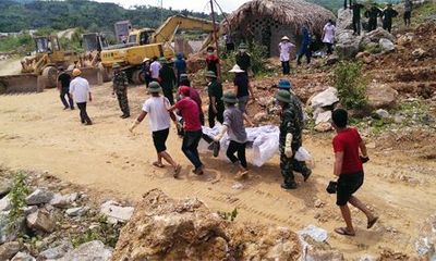 Vụ sập mỏ đá ở Phú Thọ: Đưa thi thể nạn nhân cuối cùng ra ngoài
