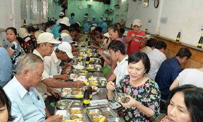 Phu nhân Chủ tịch nước ăn cơm 2.000 đồng với người nghèo