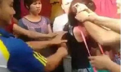 Video: Thiếu nữ trộm đồ, bị cắt tóc ngay ngoài chợ