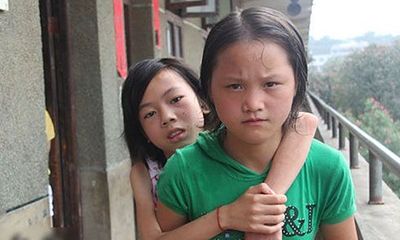 Trung Quốc: Bé gái cõng bạn học bị liệt tới trường suốt 4 năm