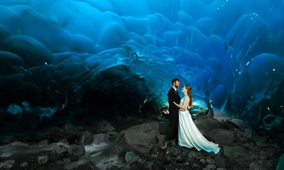 Chiêm ngưỡng bộ ảnh cưới đẹp lung linh trong động băng Alaska