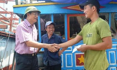 Bí thư Tỉnh ủy Quảng Bình “thị sát”, tặng quà ngư dân miền biển