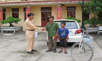 CSGT Quảng Bình giúp bé trai đi lạc gần 200km tìm về nhà