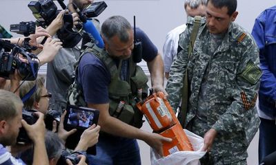 Chùm ảnh phe ly khai bàn giao hộp đen MH17 cho Malaysia