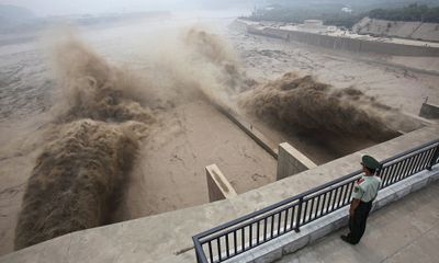 Cảnh tượng hùng vĩ khi mở đập xả nước trên sông Hoàng Hà