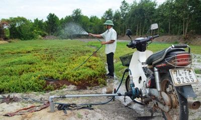 Độc đáo máy bơm nước bằng… xe máy ở vùng đất cát