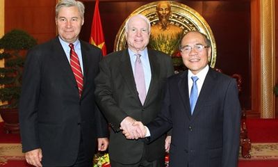 Ông John McCain ủng hộ bỏ cấm bán vũ khí sát thương cho Việt Nam