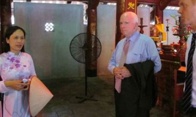 Thượng nghị sĩ Mỹ John McCain bất ngờ thăm Văn Miếu, Quốc Tử Giám