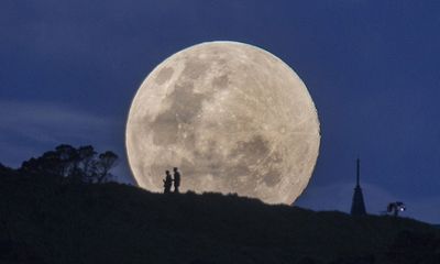 Chùm ảnh siêu trăng tuyệt đẹp đêm 10/8 trên khắp thế giới