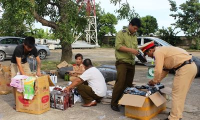 CSGT Thanh Hóa bắt giữ xe khách chở đầy thuốc kích dục