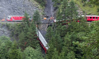 Đoàn tàu chở 200 hành khách trật bánh trước khe núi ở Thụy Sỹ