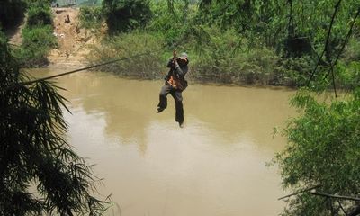 Đu dây cáp qua sông, một phụ nữ rơi từ độ cao 10m