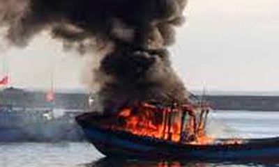 Tàu chở dầu phát nổ, 5 người thương vong
